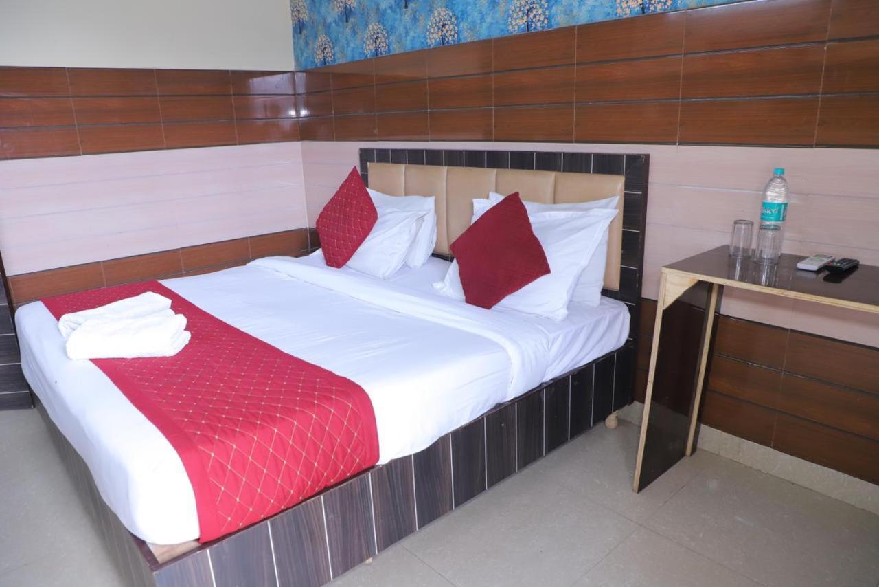 Hotel Aditya Residency Near Sector 63 Metro Station Noida Exterior photo