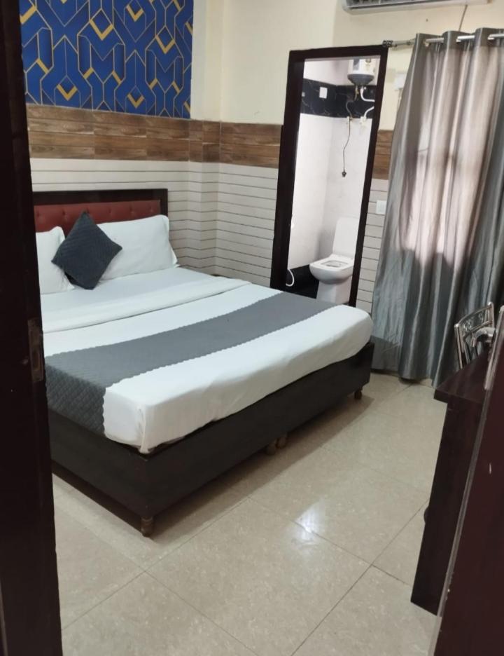Hotel Aditya Residency Near Sector 63 Metro Station Noida Exterior photo