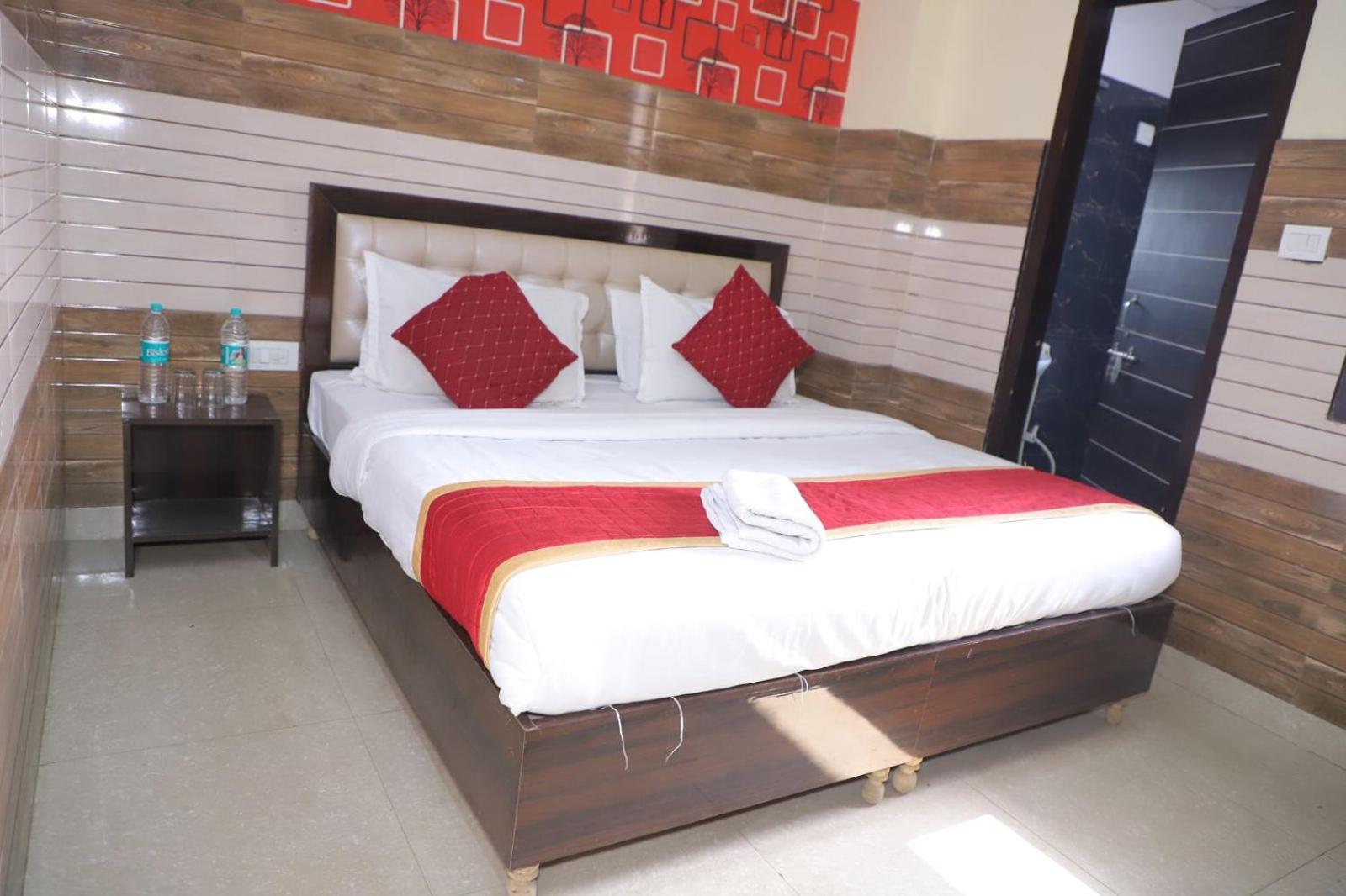 Hotel Aditya Residency Near Sector 63 Metro Station Noida Exterior photo